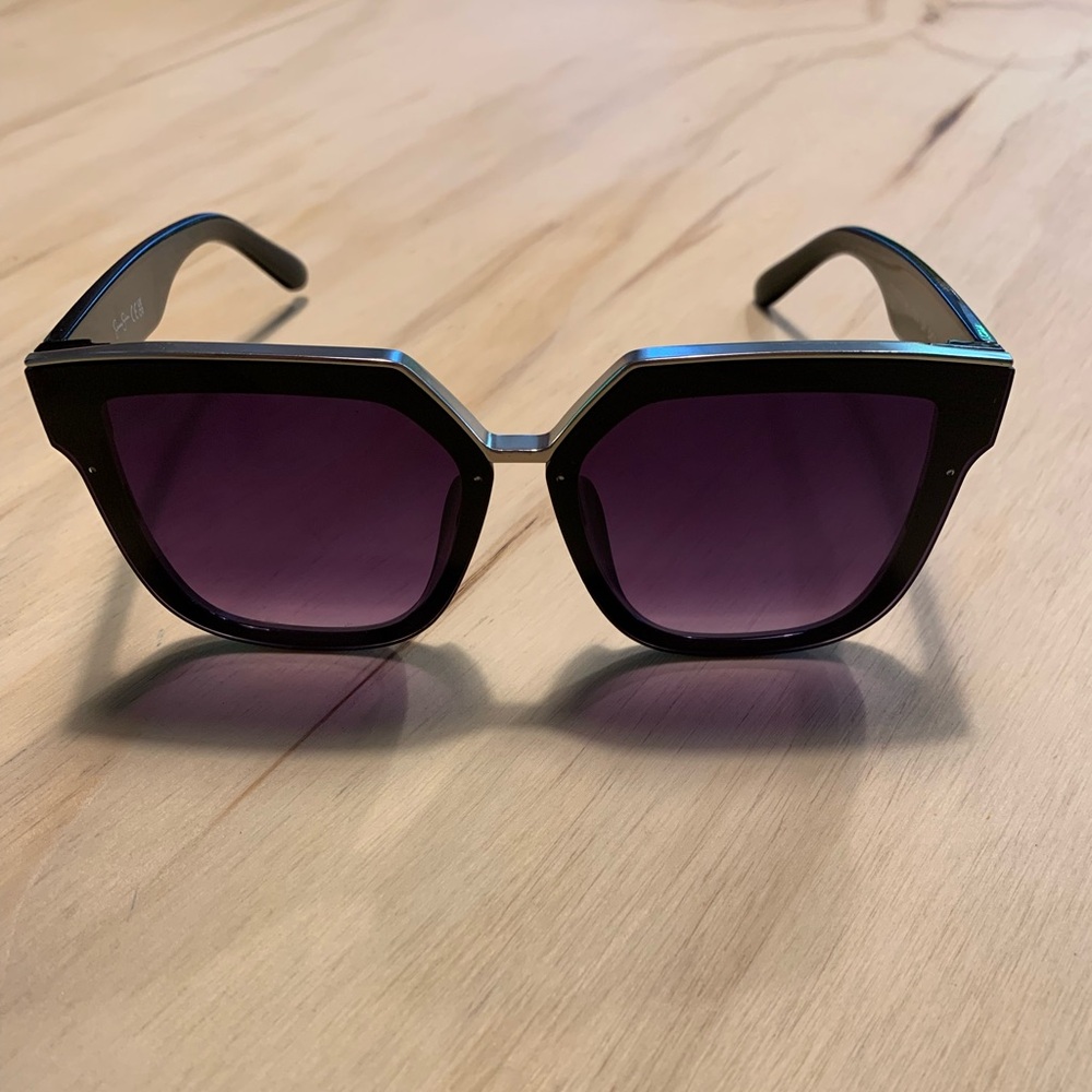 Oversized Jessica Simpson sunglasses